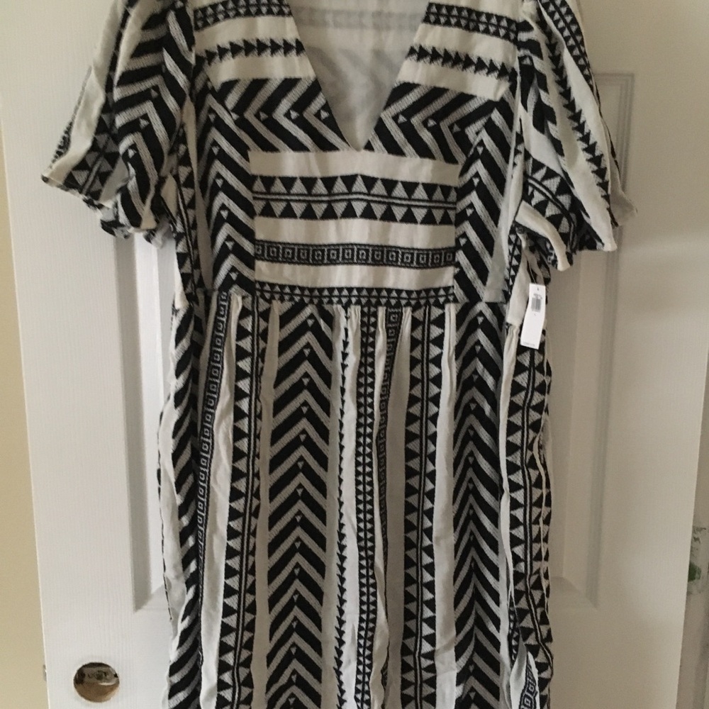 Old navy black and white jacquard lined dress.